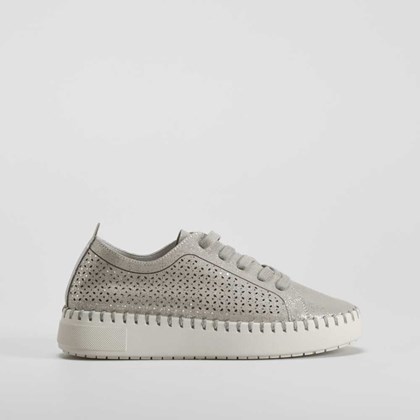 Deportiva perfos plata COMFEET