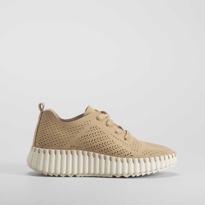 Deportiva plataforma perfos beige oscuro COMFEET