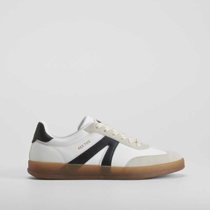 Deportiva urbana blanca y negra NYC