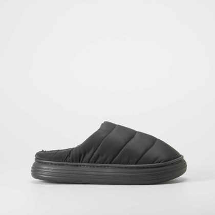 Zapatilla casa acolchada negra OLYNE
