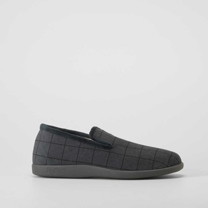 Zapatilla casa cerrada cuadros negra COMFEET