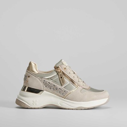 Deportiva beige con cuña alta de XTI