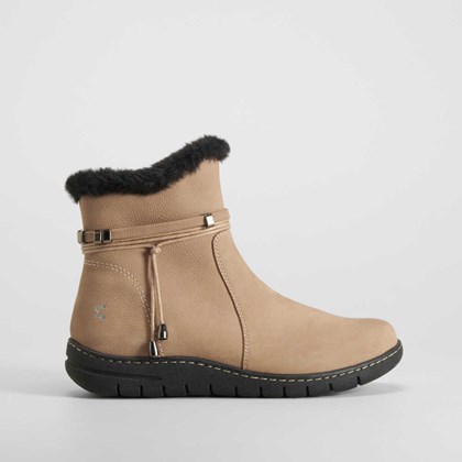Botín plano piel nobuck beige COMFEET