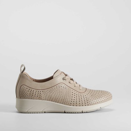 Zapatilla beige perforada COMFEET