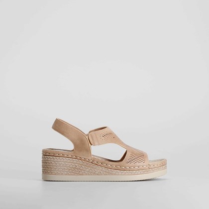 Sandalia cuña perfos marrón COMFEET