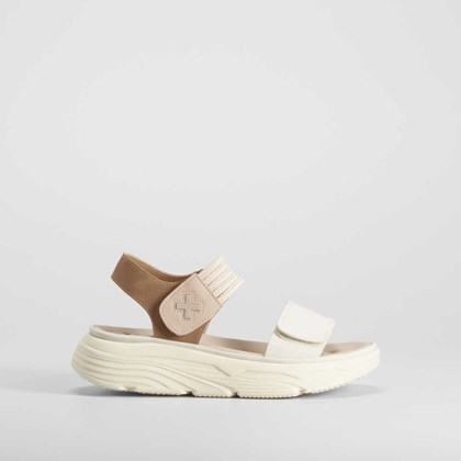 Sandalia cuña tiras perfos beige XTI