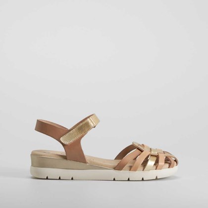 Sandalia plana cangrejera de piel taupe COMFEET