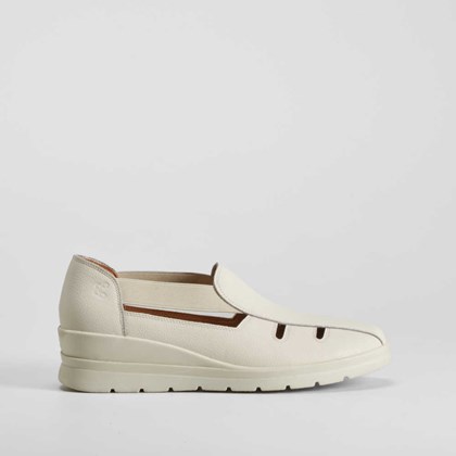 Sandalia cerrada casual piel blanca COMFEET