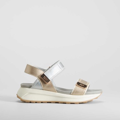 Sandalia con velcro color oro XTI