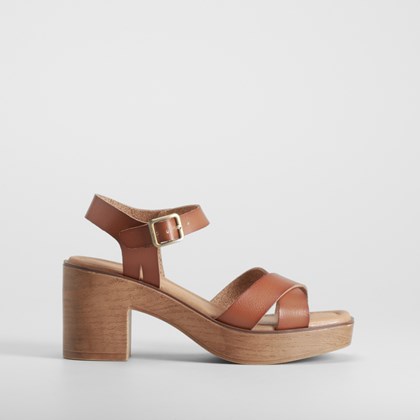 Sandalia tacón pala cruzada marrón SENDA ROAD