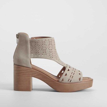 Sandalia tacón perfos beige SENDA ROAD