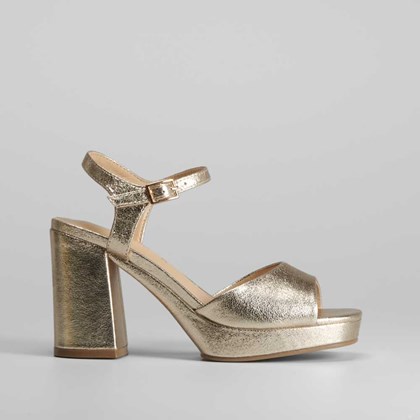 Sandalia de tacón alto dorado de PICCOLA PIU