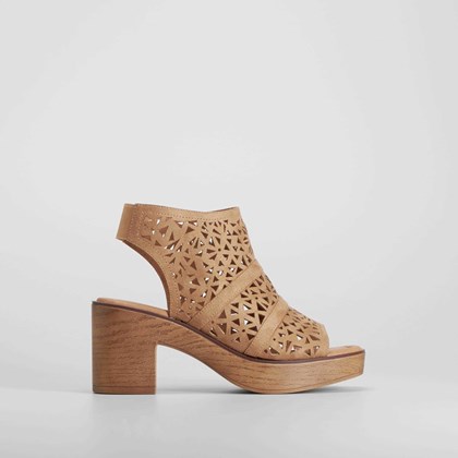 Sandalia tacón alto perfos beige SENDA ROAD