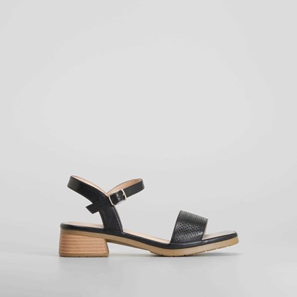 Sandalia tacón bajo perforada negra COMFEET