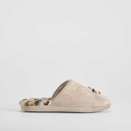 Zapatilla casa corazón y animal print beige OLYNE