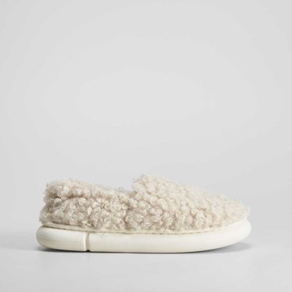 Zapatilla cerrada pelo beige OLYNE