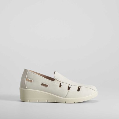 Sandalia cerrada slip on beige COMFEET