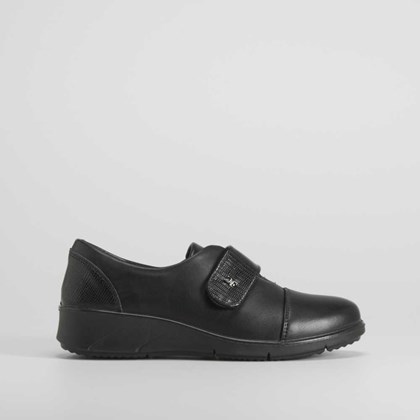 Zapato negro con velcro de COMFEET