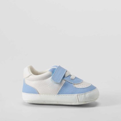 Deportiva preandante azul y blanca BACHE